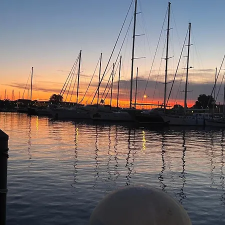 Carios - Yacht A Quai 船屋