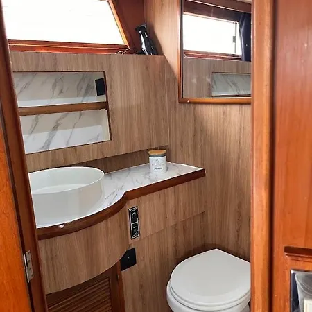 Carios - Yacht A Quai Tekne