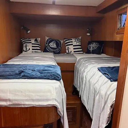 Carios - Yacht A Quai *