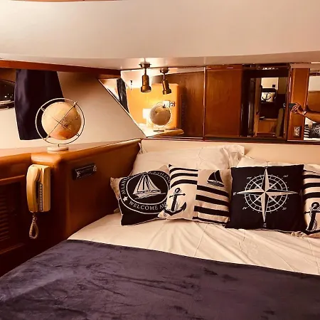 Carios - Yacht A Quai *