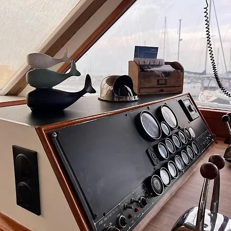 Carios - Yacht A Quai 船屋 *