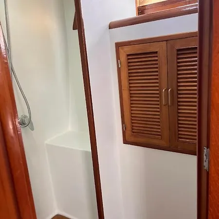 Carios - Yacht A Quai 船屋 *