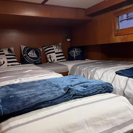 Carios - Yacht A Quai