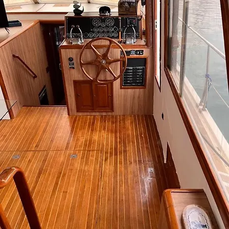 Carios - Yacht A Quai *